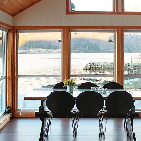 11 Person In Gullesfjord * Flesnes